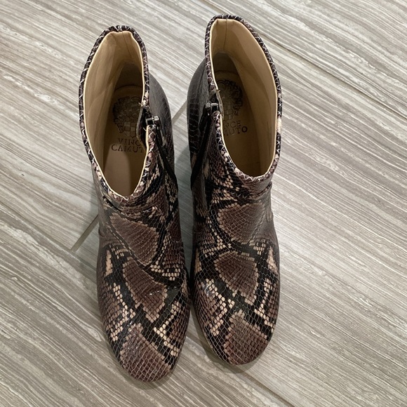 Vince Camuto sanstan taupe python snake print ankle booties heels - Picture 4 of 8